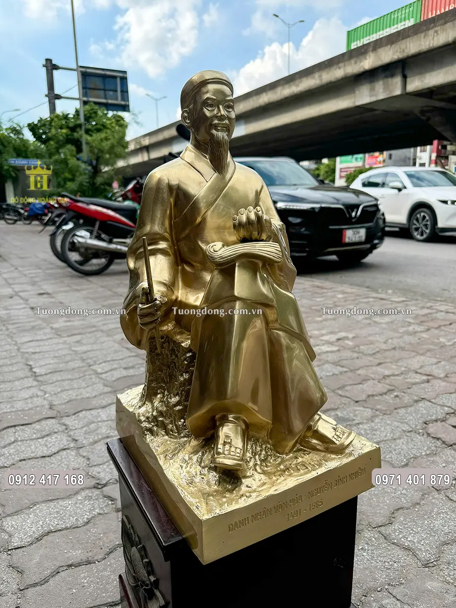 Hình ảnh nhìn nghiêng vô cùng đẹp của bức tượng đồng